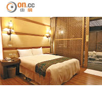 以木色為主調的房間相當闊落，布置簡約舒適。