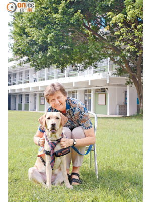 第一次做導盲幼犬主人的Gaby，與Delta過着愉快的校園生活。