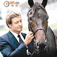 Simon Baker（左）