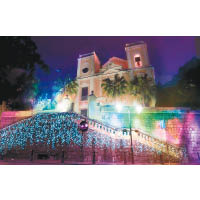 聖老楞佐堂的「彩虹台階」，會帶你進入一個夢幻世界。