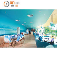 以海洋作內裝設計主題的餐廳，座椅以珊瑚作靈感，牆上更有漸變色的波浪紋，配窗外沙灘景色，一絕。