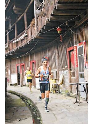 選手於順裕樓內奔跑一圈，想不到參加馬拉松也可順道欣賞土樓人家的生活風貌。
