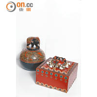 黑色和棗紅是泰國的Signature Colour，球形首飾盒鑲有立體大象，十分搶眼，方形首飾盒的賣相則勝在實用。（左）$380、（右）$350