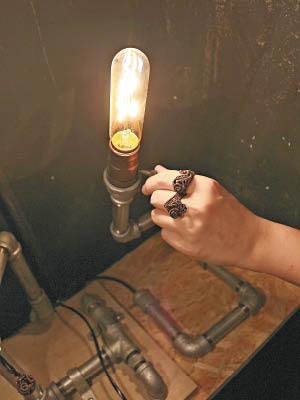 要製作銅線戒指，需預備銅線、鉗、火槍、砂紙、洗銀水等工具。