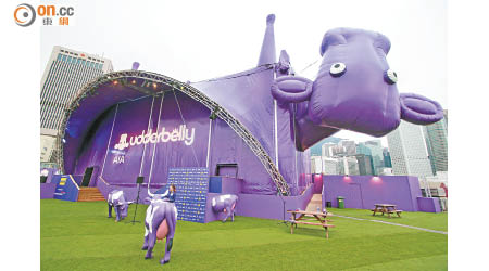 來自英國的巨型紫色牛牛首度訪港，將送上200多場不同種類的表演作見面禮。