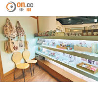 Cafe近門口位置設有精品區，包括了杯碟、文具及Tote Bag等實用性高的精品。