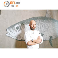 總廚André Filipe Ferreira Lai系出名門，曾於葡萄牙米芝蓮1星餐廳任職，首次來港工作，目的就是將傳統葡國菜發揚光大。