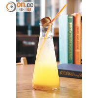 用新鮮杧果汁與梳打水沖調而成的杧果特飲，是店舖最富特色飲料，一杯已經有排飲。