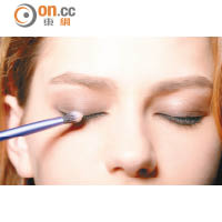 用深啡色眼影掃在雙眼皮，令眼妝有種深至淺的漸變效果，再加條黑色眼線然後暈開，使煙眼妝有3個層次。