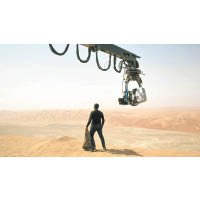 本集故事發生在沙漠星體Jakku，所以選址Rub'al Khali拍攝就最適合不過。