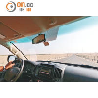 前往沙漠中心的Arabian Nights Village，必須乘坐由職員駕駛的專車。