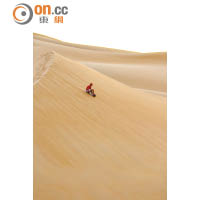 雖然沙漠的沙質幼細，但滑起來速度一般，最辛苦是要靠雙腳爬到沙丘頂。