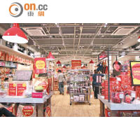 首次登陸Outlet的212 Kitchen Store，最吸引的莫過於一眾家品如裙、飯盒、餐具等，就連熊本熊的飯糰模都搵得到。