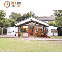 樹屋旁邊開設了樹屋Cafe，為這個景點多添幾分悠閒氣息。