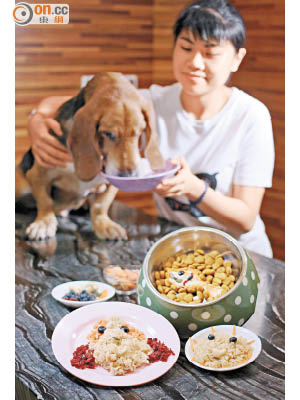 為了狗狗食得更健康，Helen於數年前開始推廣寵物素食。