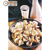 Clams In Sake $168<br>每日在街市新鮮選購的珍珠蚌，用清酒、牛油、洋葱、大蒜、青葱炒香，上桌前再加入清酒提香，香氣撲鼻。