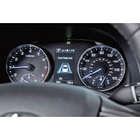 兩圈式儀錶板中央加入小屏幕，可隨時隨地閱讀行車資訊。
