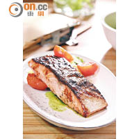 Saikyo Miso Organic Salmon $168（b）<br>選用愛爾蘭野生有機三文魚製作，脂肪含量頗高並蘊含豐富Omega 3及6，以天然味噌醃12小時吊出鮮味，再用慢煮方法燒至皮脆肉嫩。