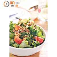 Organic Kale Salad $78（b）<br>羽衣甘藍近來成為人氣Superfood，這個沙律就用加州有機農場的出品炮製而成，藜麥、核桃、車厘茄、牛油果等配菜全是天然食材，符合原始人的飲食原則。