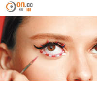 用白色眼線筆以虛線方式畫下眼線，再用紅色眼線液填補之間的空隙。