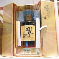 「響30年」日本威士忌 $22,800 <br>日本三得利酒廠出品的「響30年」，以山崎及白州蒸餾廠中精選熟成30年以上的麥芽原酒與數種榖類原酒調配，配以精緻水晶酒瓶及以金箔封印，貴氣逼人。 <br>攤位編號：3M15