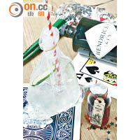 （左起）Gin and Tonic in a Bag、Drink Me Negroni<br>以Gin和Tonic調成的雞尾酒用透明膠袋盛載，有點童年時在士多飲「果汁」Feel，甚有懷舊感覺；至於用Gin、苦艾酒、金巴利酒等調成的Drink Me Negroni，用迷你玻璃樽盛載，牌仔還寫住Drink Me