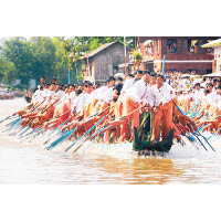 除了日常時間，每年於湖上舉行的傳統節日Phaung Daw U Pagoda Festival亦可看到單腳撐槳龍舟賽。