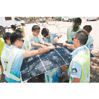 SOPHIE V曾發生太陽能板脫落的問題，隊員與新加坡隊作交流，嘗試解決問題。