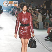 線條利落的紅色蛇紋皮革外套，帶出女強人風範。