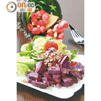 Quinoa Salad With Sweet Purple Potato $98<br>小店的午餐選擇相當健康，例如用上超級食物藜麥，以及有豐富花青素和纖維的紫番薯，配上沙律菜品嘗，健康又美味。