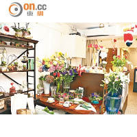 花店內劃出部分作Café，另一邊置滿盆栽及各式鮮花。