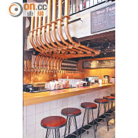 餐廳有上下兩層，下層的酒吧供應33款不同啤酒，加上吊燈和啤酒桶作裝飾，充滿美式風情。