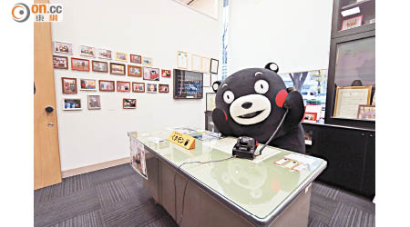 營業部長辦公室歡迎入內參觀，校啱時間更會看到黑熊辦公的模樣。