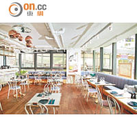 餐廳2樓是以雲石和銅作主調裝潢而成的用餐區，四周飾有很多以食材為主題的畫作。