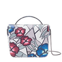 Trilli系列的四方形手鏈袋布滿花卉圖案，充滿古典味。