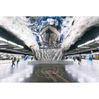 斯德哥爾摩地鐵被譽為「全球最長藝廊」，只需一張有效車票，就可以參觀超過90個地鐵站的藝術創作。
