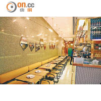 餐廳的設計同樣糅合了印度與美國兩地的風格，金色復古瓷磚與水磨石地板呈現了美國懷舊色彩，擺設與幾何花紋則極富印度特色。