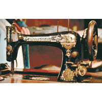 連製作服飾的機器，Orgueil亦堅持用古舊織機。