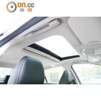 打開電動天窗，將車廂的開揚感提升。