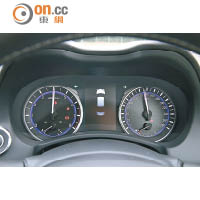 雙圓錶板配合中央的輔助屏幕，清晰顯示各項行車資訊。