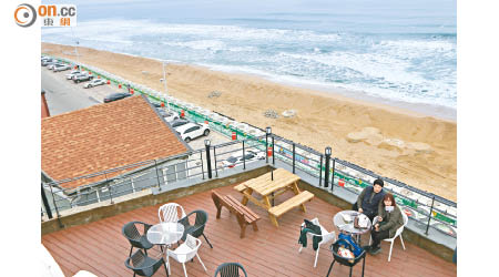 部分咖啡店設戶外空間，可無遮無擋的飽覽海景。