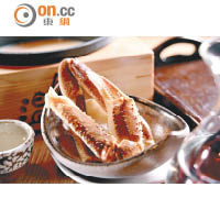 松葉蟹腳肉厚多汁，肉質爽甜，放入濃郁的鰹魚湯中亦不減其鮮味。