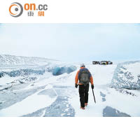 冰下可能是空心的，導遊不時會將雪仗插入冰面確定安全。