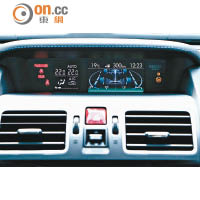 設於中控台頂的3.5吋屏幕，為駕駛者提供Turbo和四驅系統等即時監控資料。