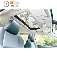 電動天窗屬標準配備，令車廂開揚度大增。