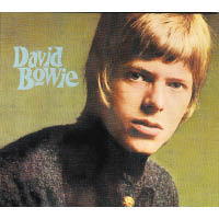 1967年Bowie推出首張專輯《David Bowie》，不過這張走民謠風的唱片並沒有為他帶來任何成功，而當時的造型亦沒有個人特色可言，不過是另一個Brian Jones而已。