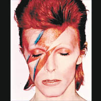 1973年Bowie另一時尚經典造型隨着專輯《Aladdin Sane》面世而誕生─就是臉上的閃電圖案。