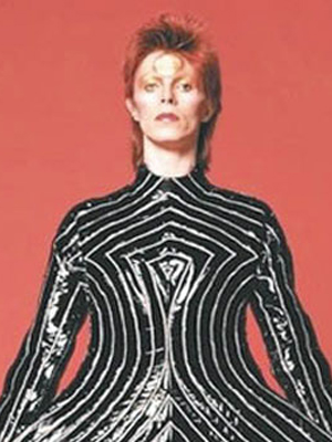 David Bowie在70年代的Tokyo Pop黑色連身褲造型便是由著名設計師山本寬齋設計。