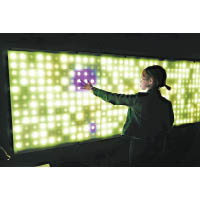 互動裝置 <br>巡迴展首次引入「光之魔法」，觀眾可用手改變燈箱光源的顏色和方向。