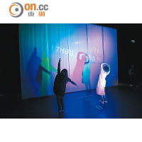 舞台演出常利用布幕製造戲劇性的人影，在背後加添RGB燈，營造出三色重影效果。